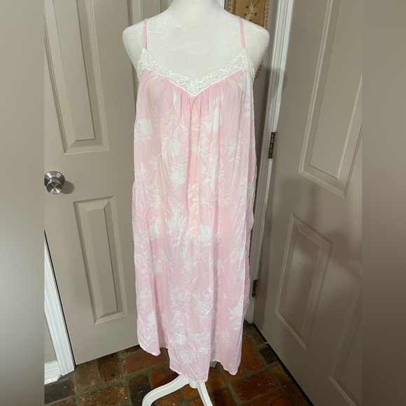 Joyspun Other - Joyspun soft pink white floral spaghetti strap midi nightgown. Sz M.